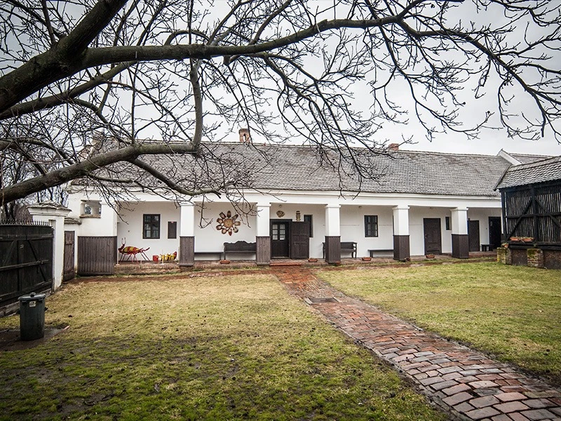 A Meseház épületei